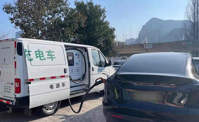 康马汽车搭电